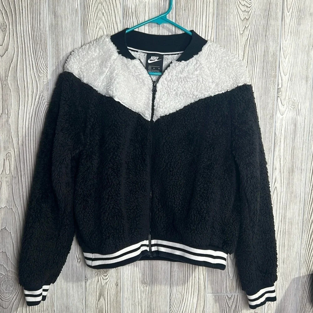 Women Nike Fuzzy Zip up Black/White Size Medium
